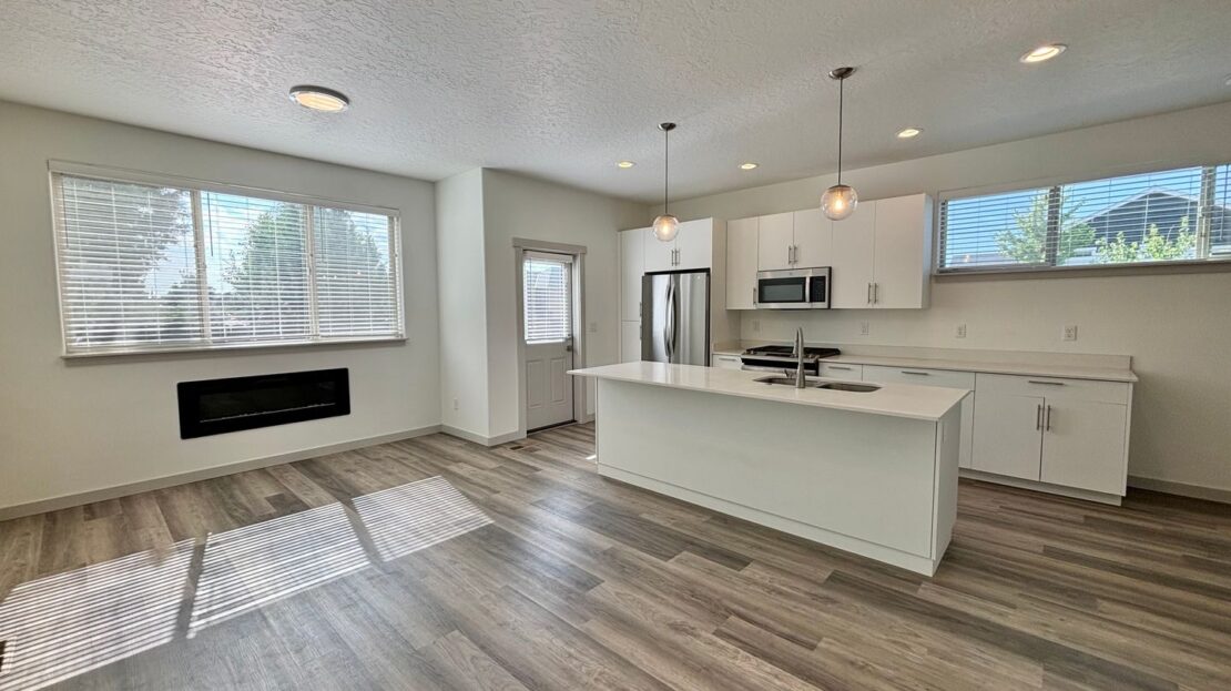 502 NW 28th Court - Redmond - Oregon - 3 bed, 2.5 bath rental property