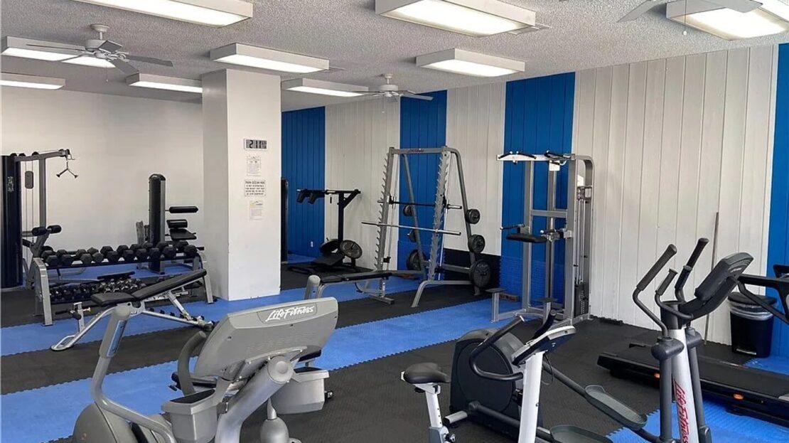 5585 E. Pacific Coast Highway Unit 126 - Long Beach - California - 0.5 bath rental property