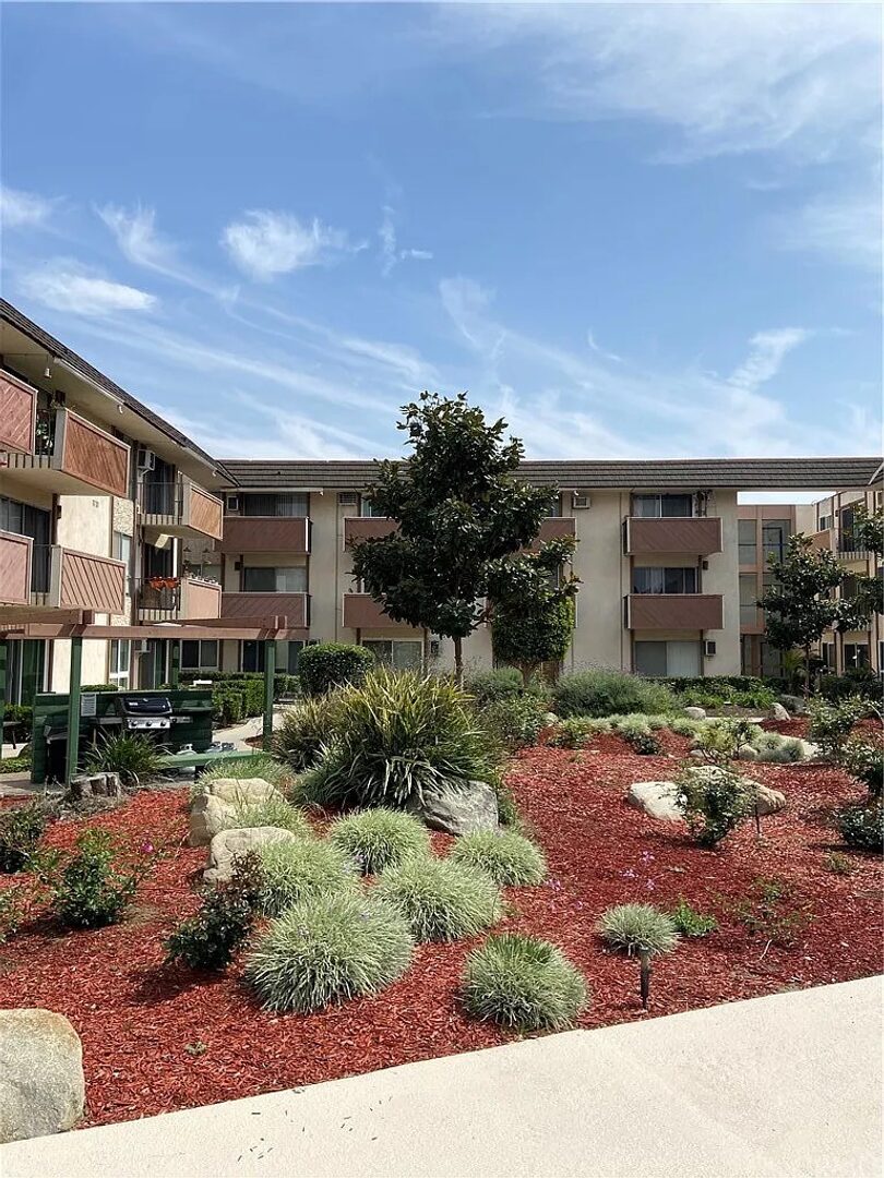 5585 E. Pacific Coast Highway Unit 126 - Long Beach - California - 0.5 bath rental property