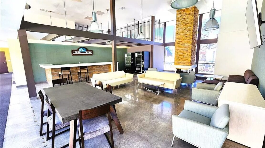 5585 E. Pacific Coast Highway Unit 126 - Long Beach - California - 0.5 bath rental property