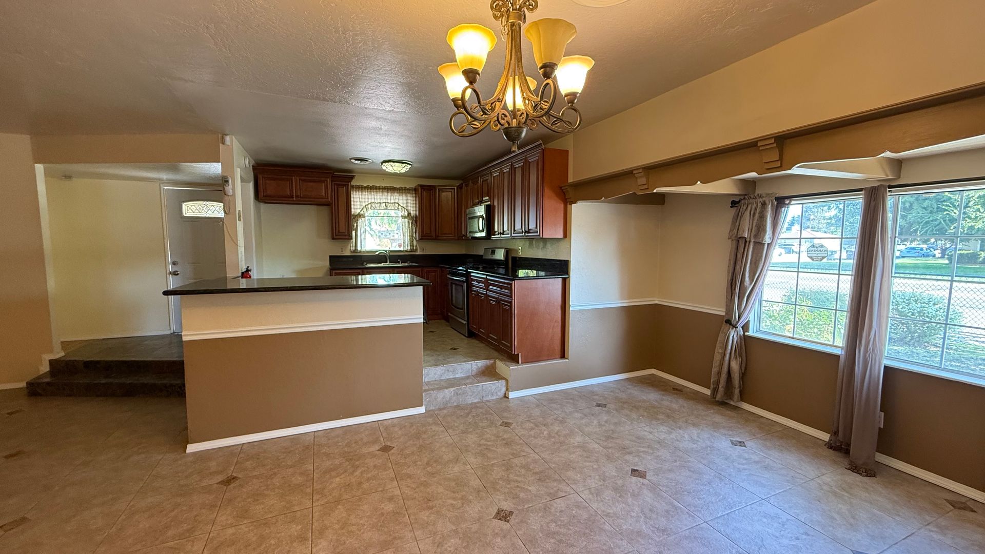 833 E Myrtle Ave  - Visalia - California - 5 bed, 2.5 bath rental property