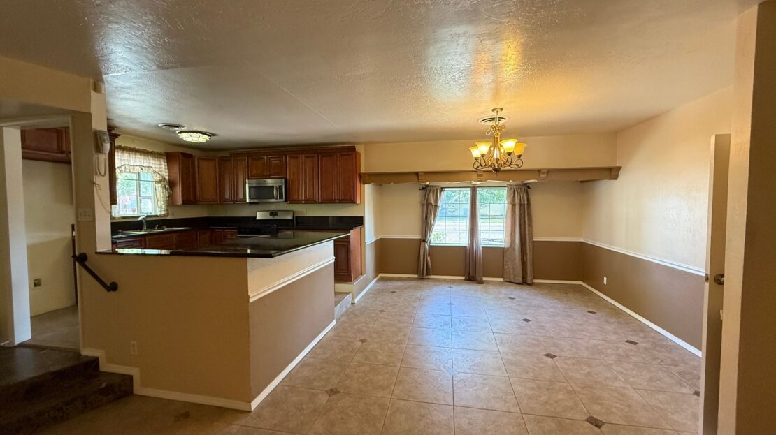 833 E Myrtle Ave  - Visalia - California - 5 bed, 2.5 bath rental property