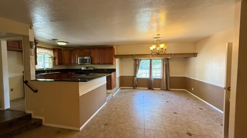 833 E Myrtle Ave  - Visalia - California - 5 bed, 2.5 bath rental property