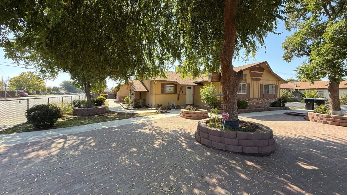 833 E Myrtle Ave  - Visalia - California - 5 bed, 2.5 bath rental property
