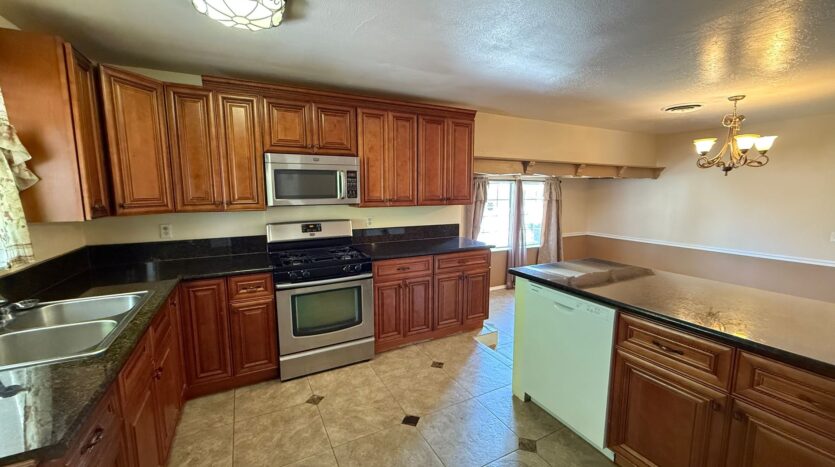 833 E Myrtle Ave  - Visalia - California - 5 bed, 2.5 bath rental property