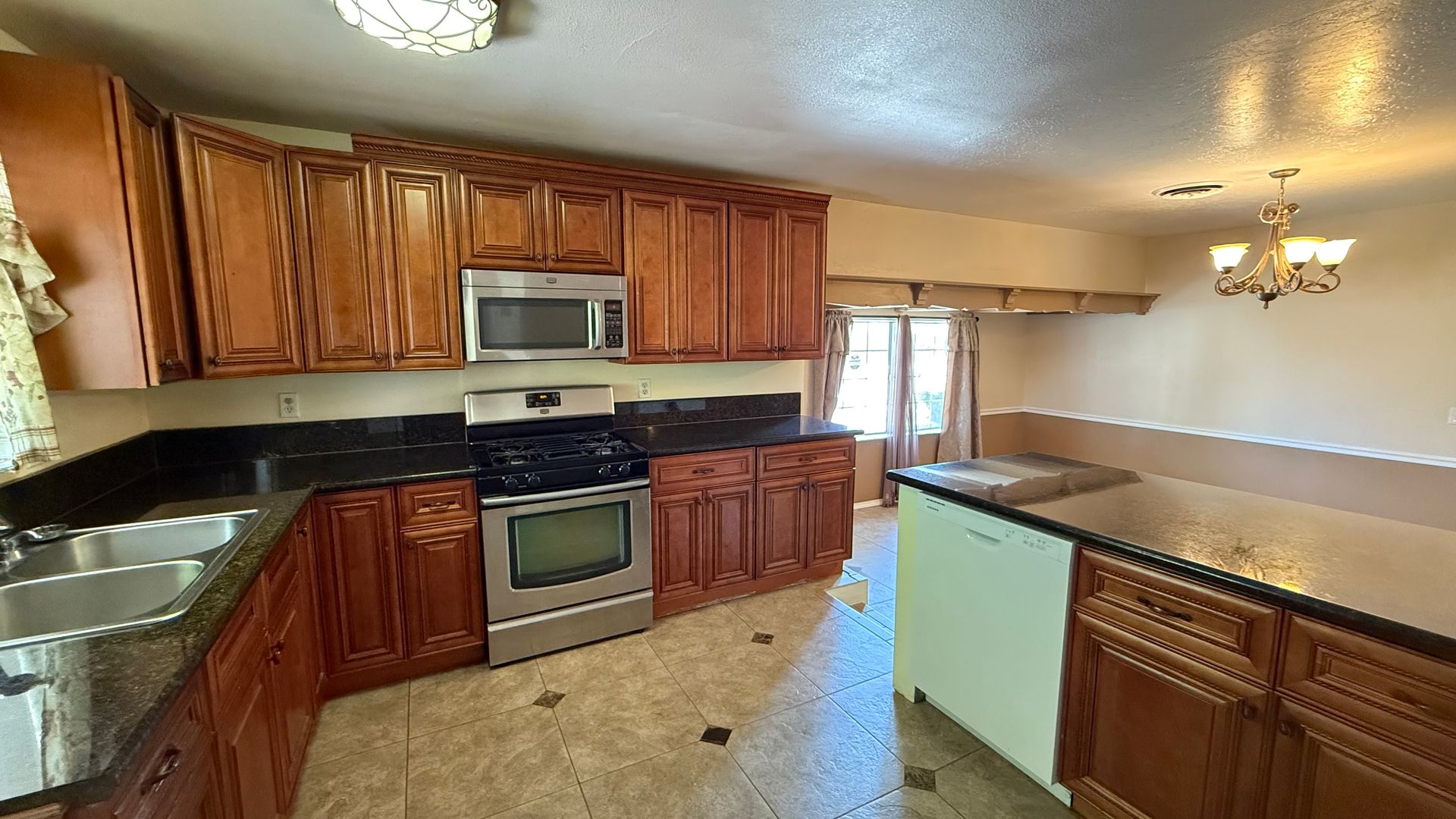 833 E Myrtle Ave  - Visalia - California - 5 bed, 2.5 bath rental property