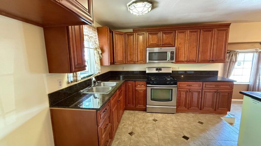 833 E Myrtle Ave  - Visalia - California - 5 bed, 2.5 bath rental property