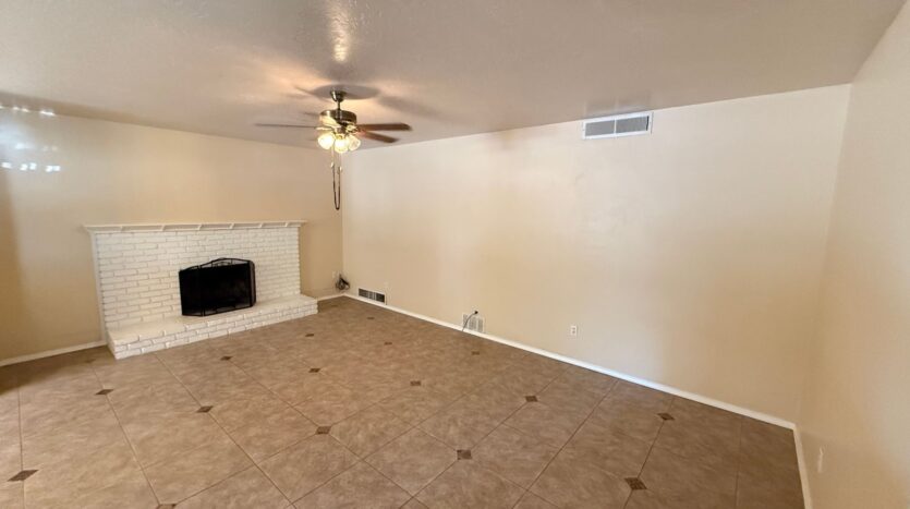 833 E Myrtle Ave  - Visalia - California - 5 bed, 2.5 bath rental property