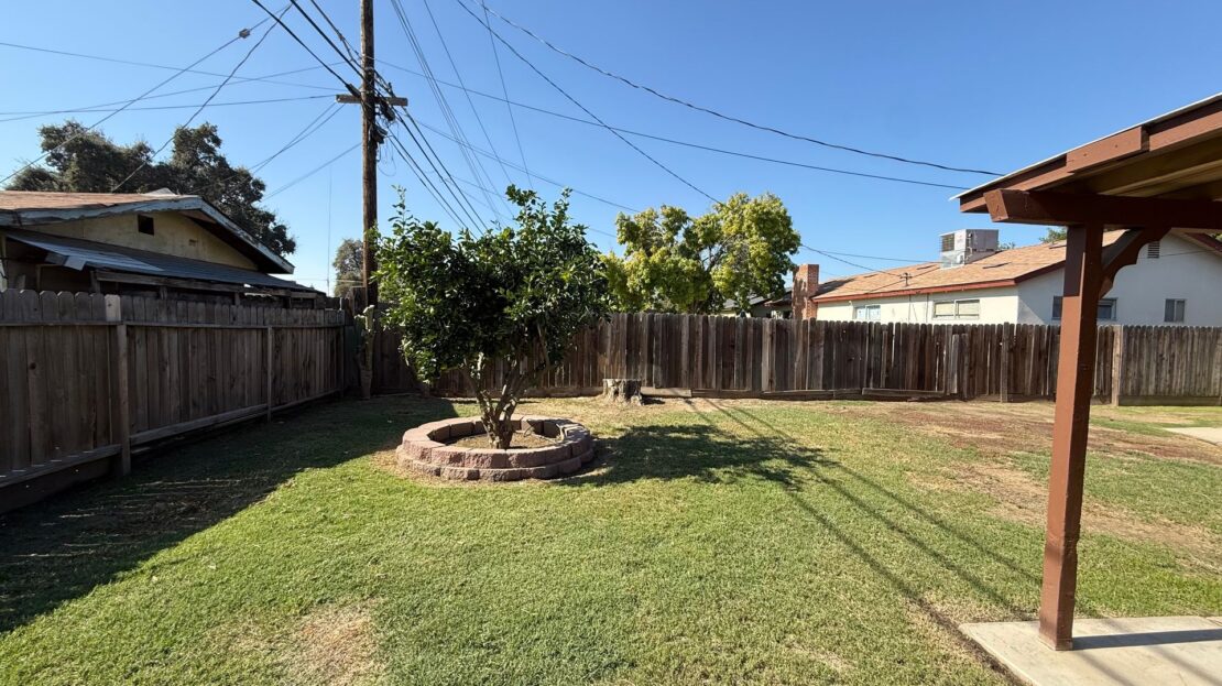 833 E Myrtle Ave  - Visalia - California - 5 bed, 2.5 bath rental property