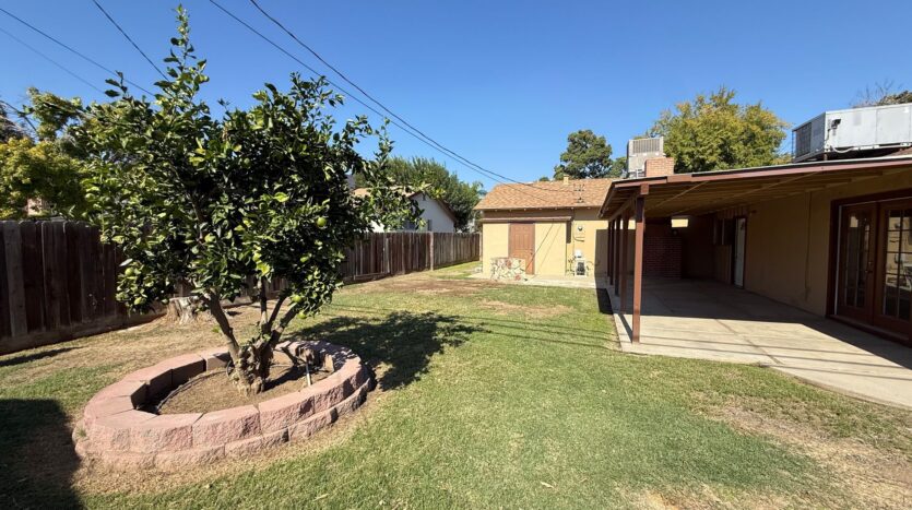 833 E Myrtle Ave  - Visalia - California - 5 bed, 2.5 bath rental property