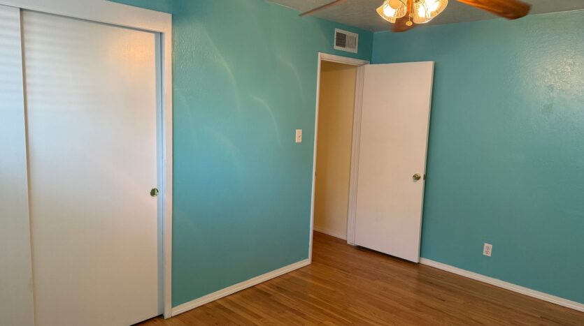 833 E Myrtle Ave  - Visalia - California - 5 bed, 2.5 bath rental property