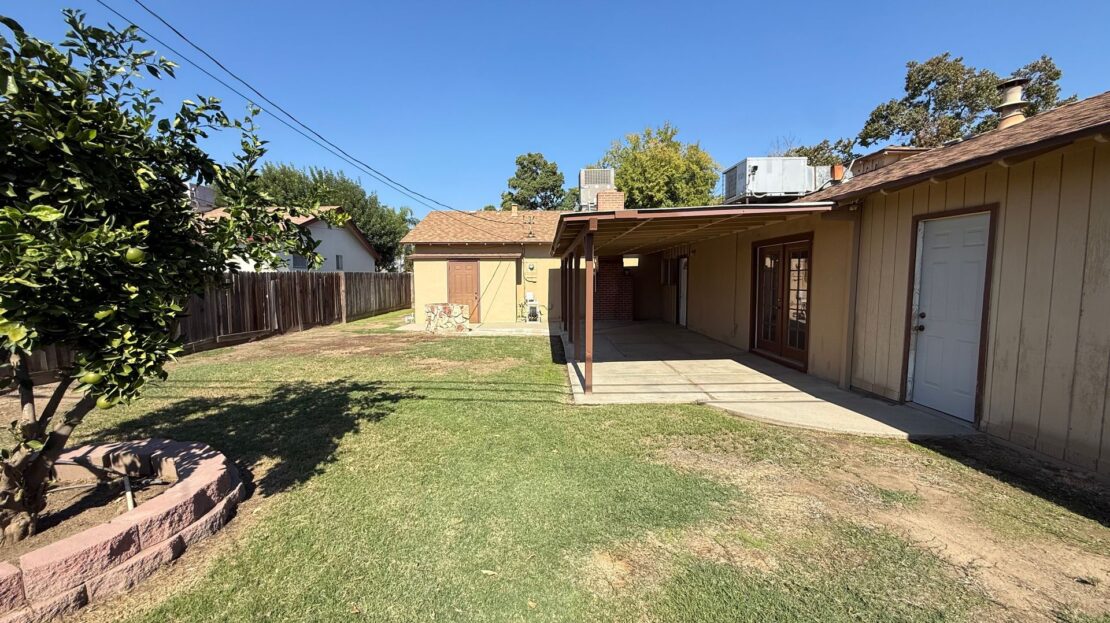 833 E Myrtle Ave  - Visalia - California - 5 bed, 2.5 bath rental property