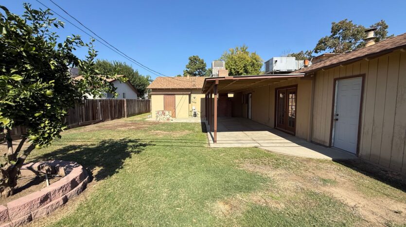 833 E Myrtle Ave  - Visalia - California - 5 bed, 2.5 bath rental property