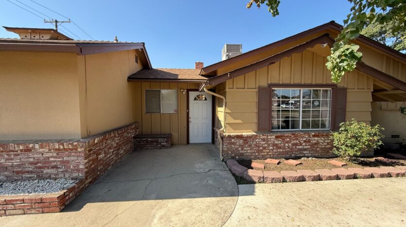 833 E Myrtle Ave  - Visalia - California - 5 bed, 2.5 bath rental property