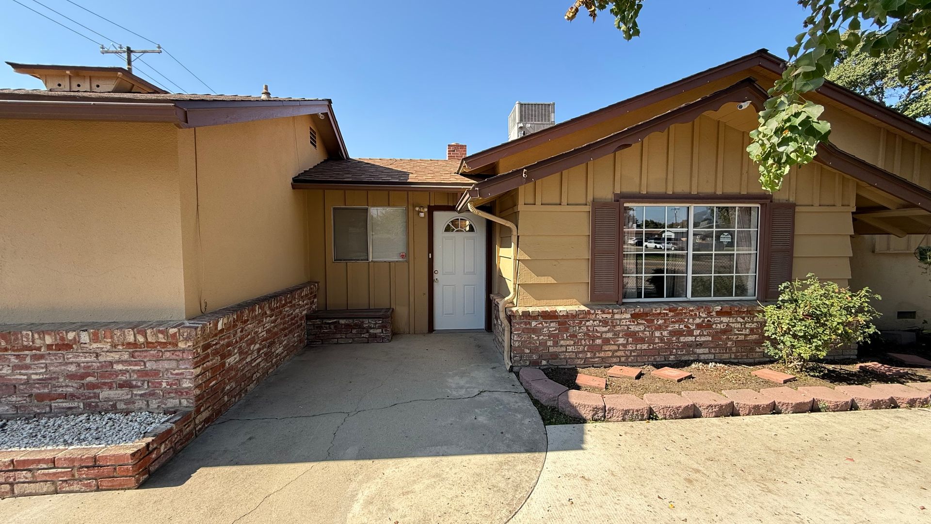 833 E Myrtle Ave  - Visalia - California - 5 bed, 2.5 bath rental property