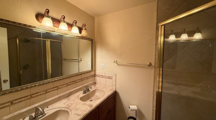 833 E Myrtle Ave  - Visalia - California - 5 bed, 2.5 bath rental property