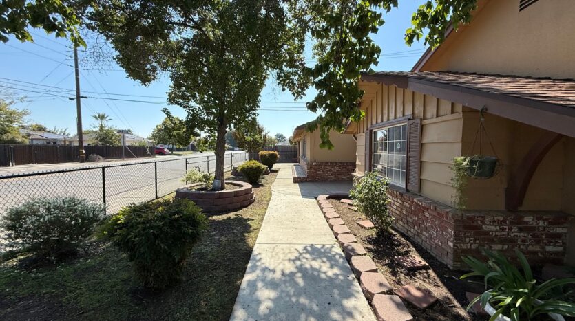 833 E Myrtle Ave  - Visalia - California - 5 bed, 2.5 bath rental property