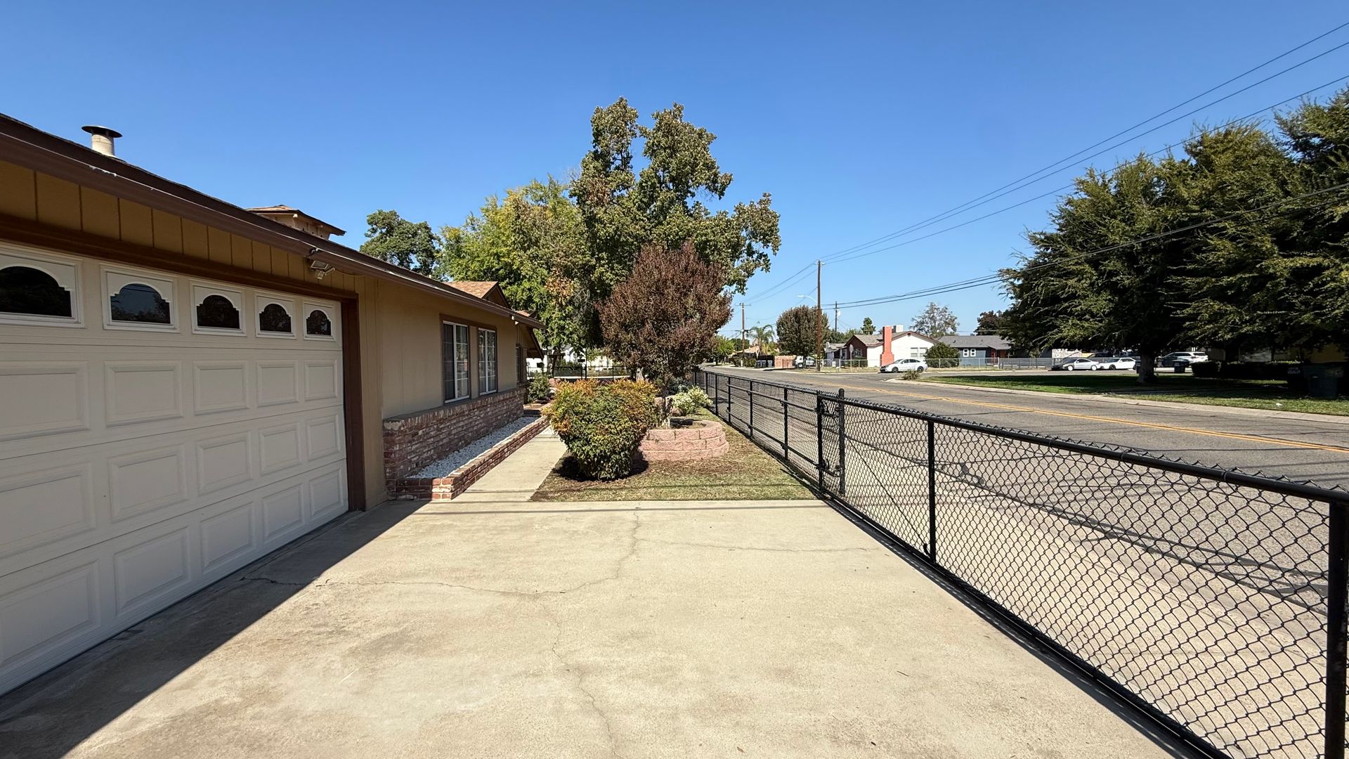 833 E Myrtle Ave  - Visalia - California - 5 bed, 2.5 bath rental property
