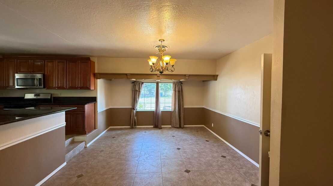 833 E Myrtle Ave  - Visalia - California - 5 bed, 2.5 bath rental property