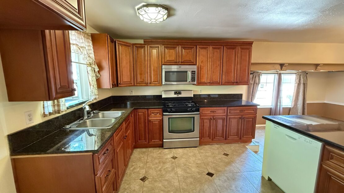 833 E Myrtle Ave  - Visalia - California - 5 bed, 2.5 bath rental property