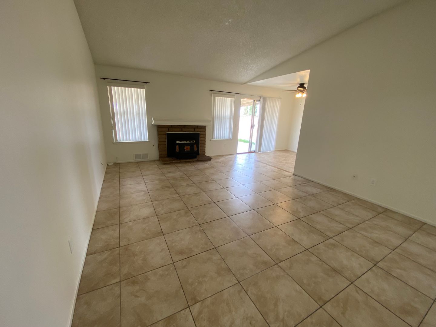 1117 Dianron Rd - Palmdale - California - 4 bed, 2 bath rental property