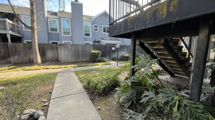 1523 Hood Rd Unit C - Sacramento - California - 2 bed, 2 bath rental property