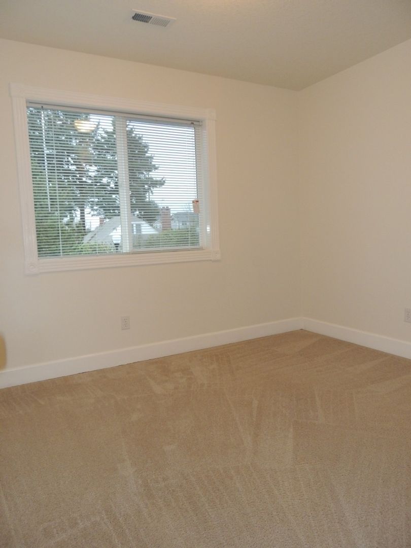 16733 NE Halsey St. - Portland - Oregon - 3 bed, 2.5 bath rental property