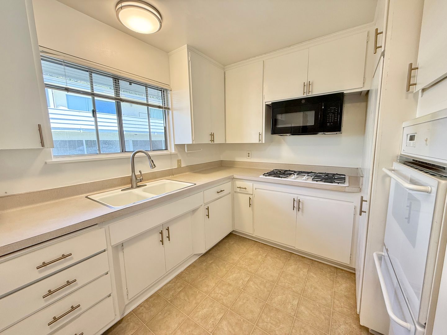2225 Glenneyre St, #I - Laguna Beach - California - 2 bed, 1 bath rental property