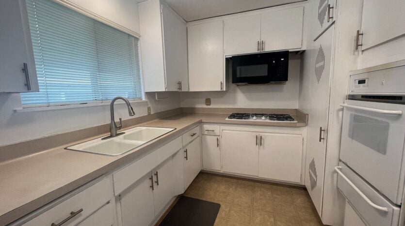 2225 Glenneyre St, #I - Laguna Beach - California - 2 bed, 1 bath rental property