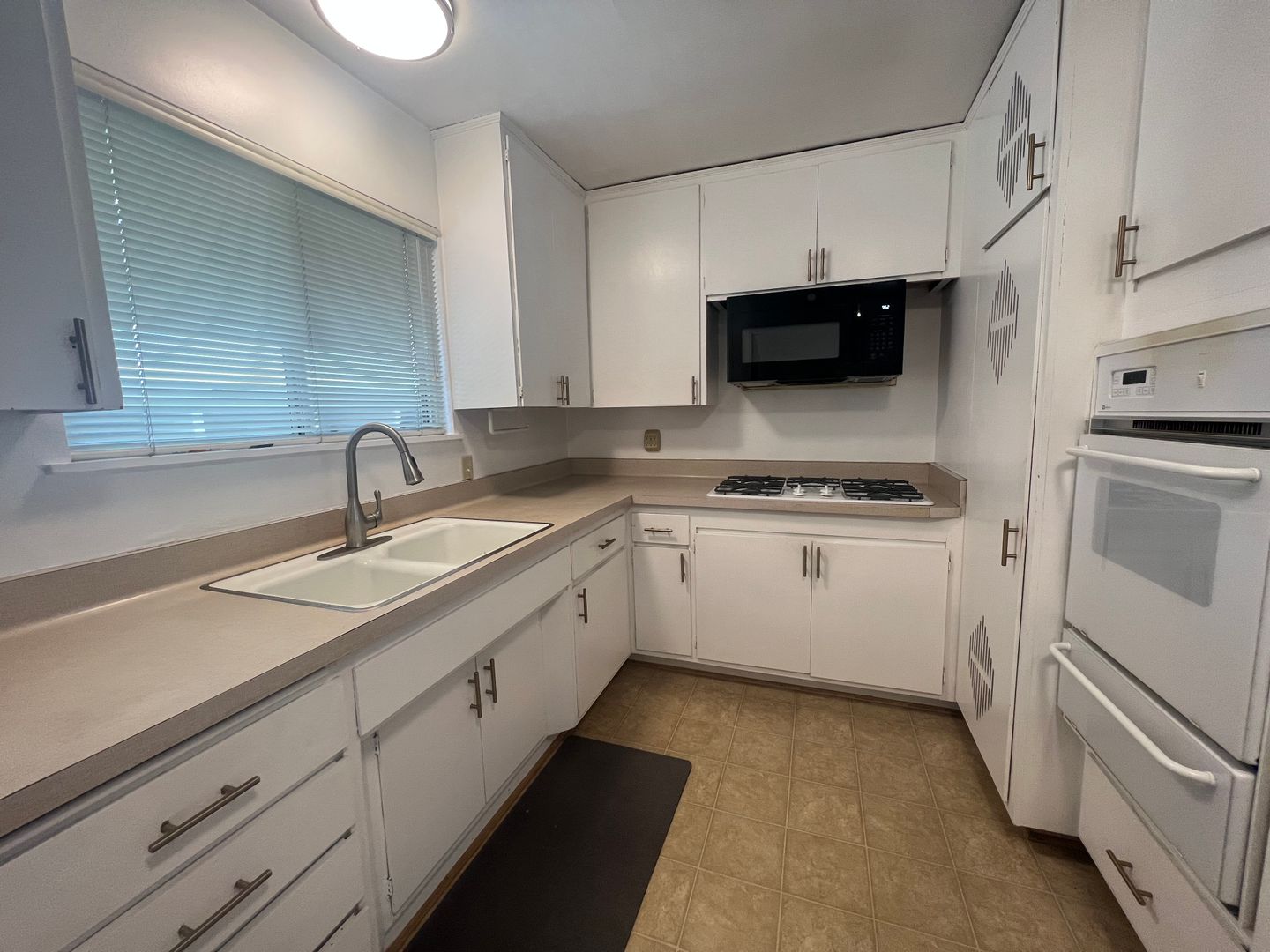 2225 Glenneyre St, #I - Laguna Beach - California - 2 bed, 1 bath rental property