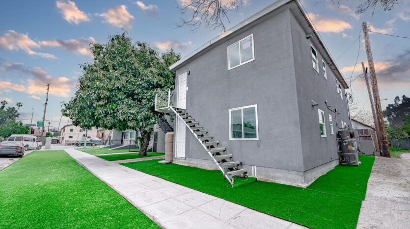 250 E 79th St - 1/2  - Los Angeles - California - 3 bed, 2 bath rental property