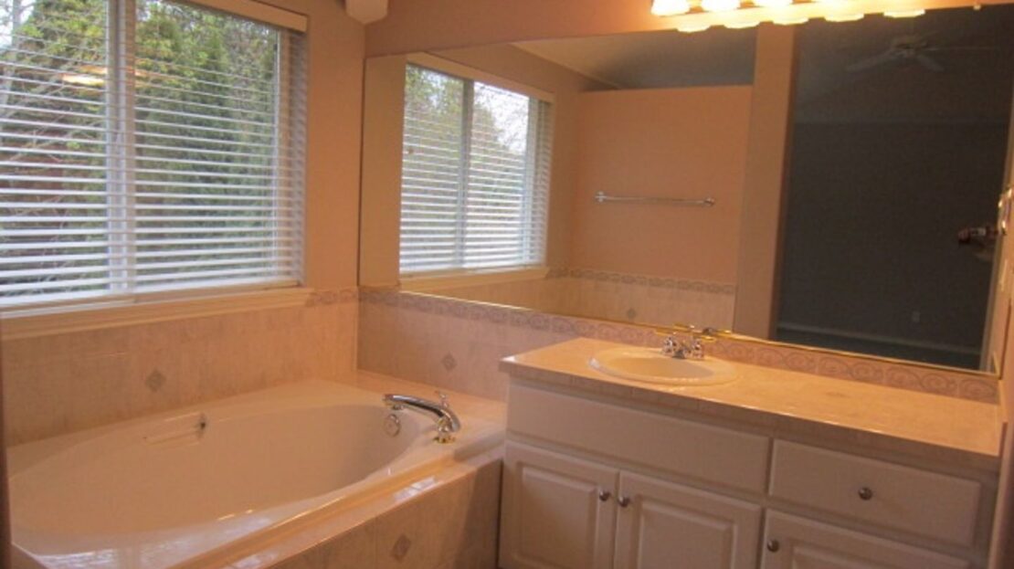 3380 NW Blackcomb Drive - Portland - Oregon - 6 bed, 3 bath rental property