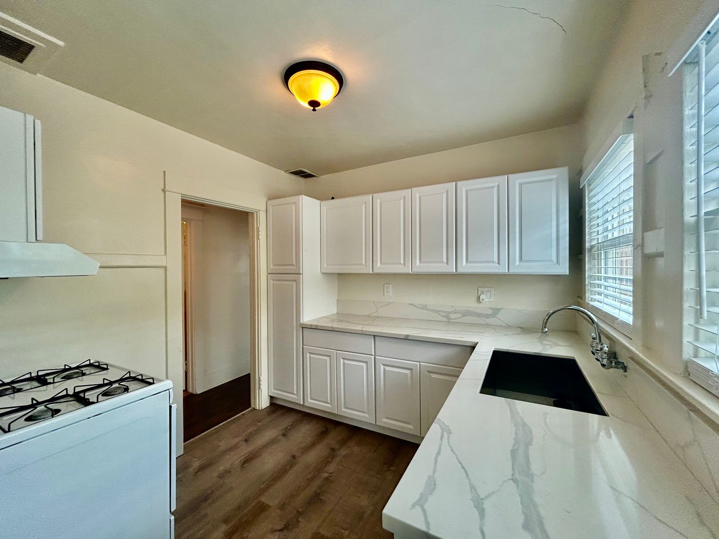 3520-3526  White House Place - Los Angeles - California - 1 bed, 1 bath rental property