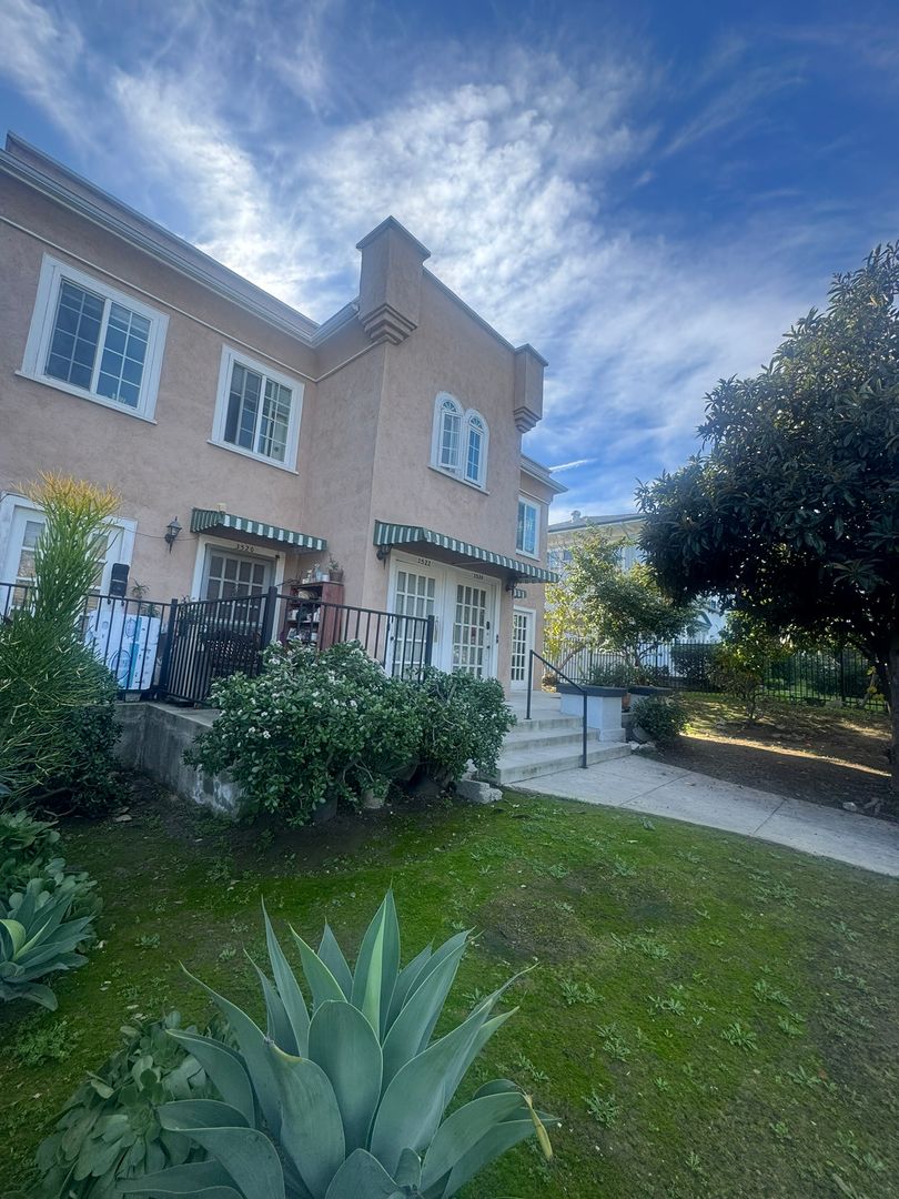 3520-3526  White House Place - Los Angeles - California - 1 bed, 1 bath rental property