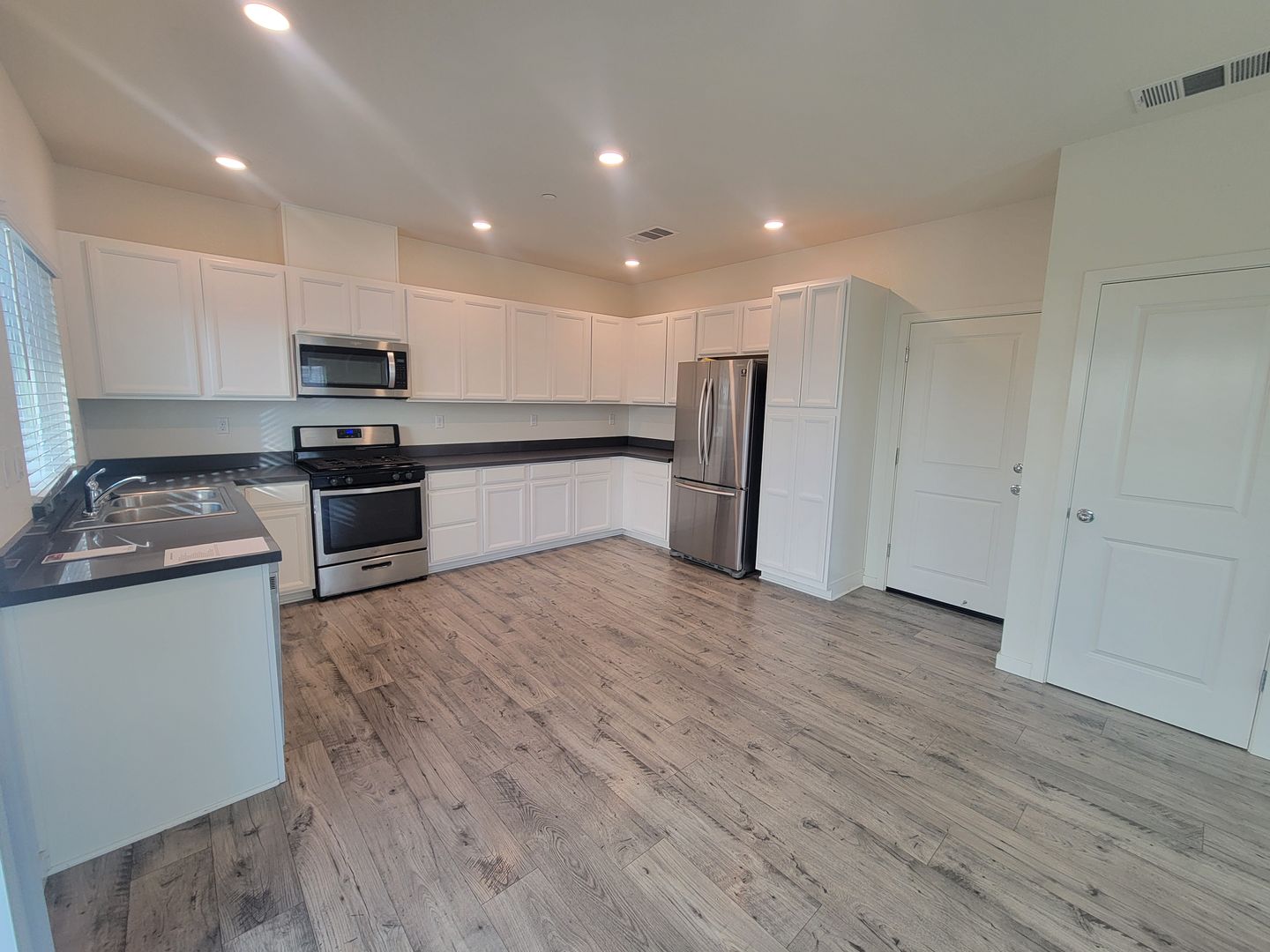 4364 Silver Cedar Ln - Sacramento - California - 3 bed, 2.5 bath rental property