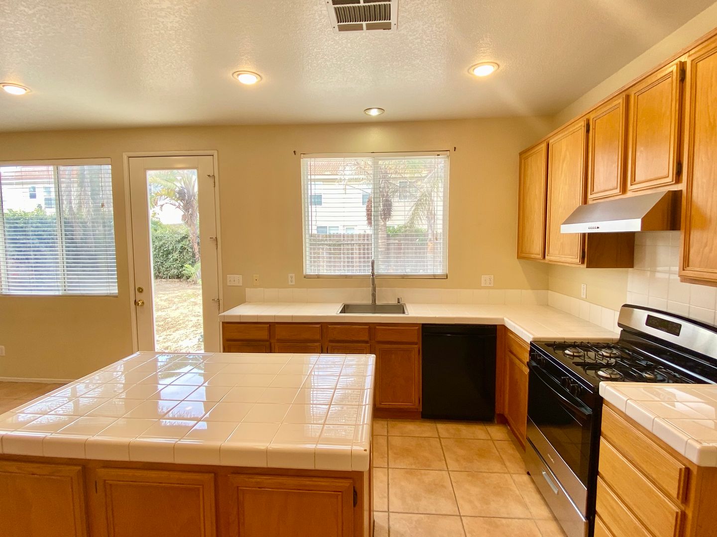 5485 Dunbar Dr - Oxnard - California - 4 bed, 3 bath rental property