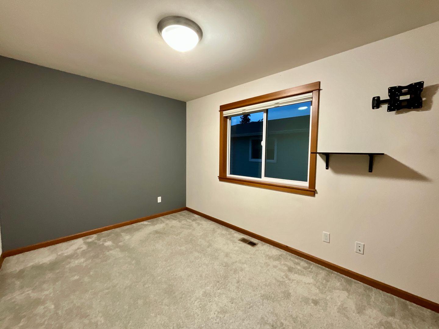 7109 Rainier Drive Unit G - Everett - Washington - 3 bed, 2.5 bath rental property