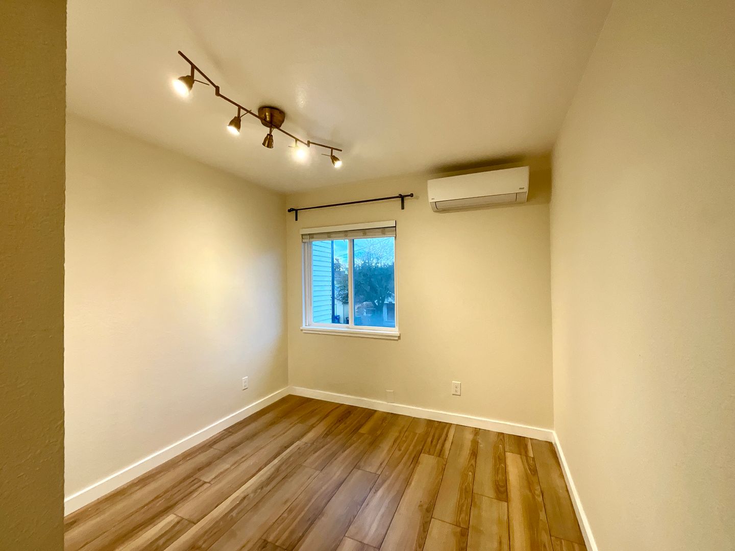 922 28th Ave S Unit C - Seattle - Washington - 3 bed, 1.5 bath rental property