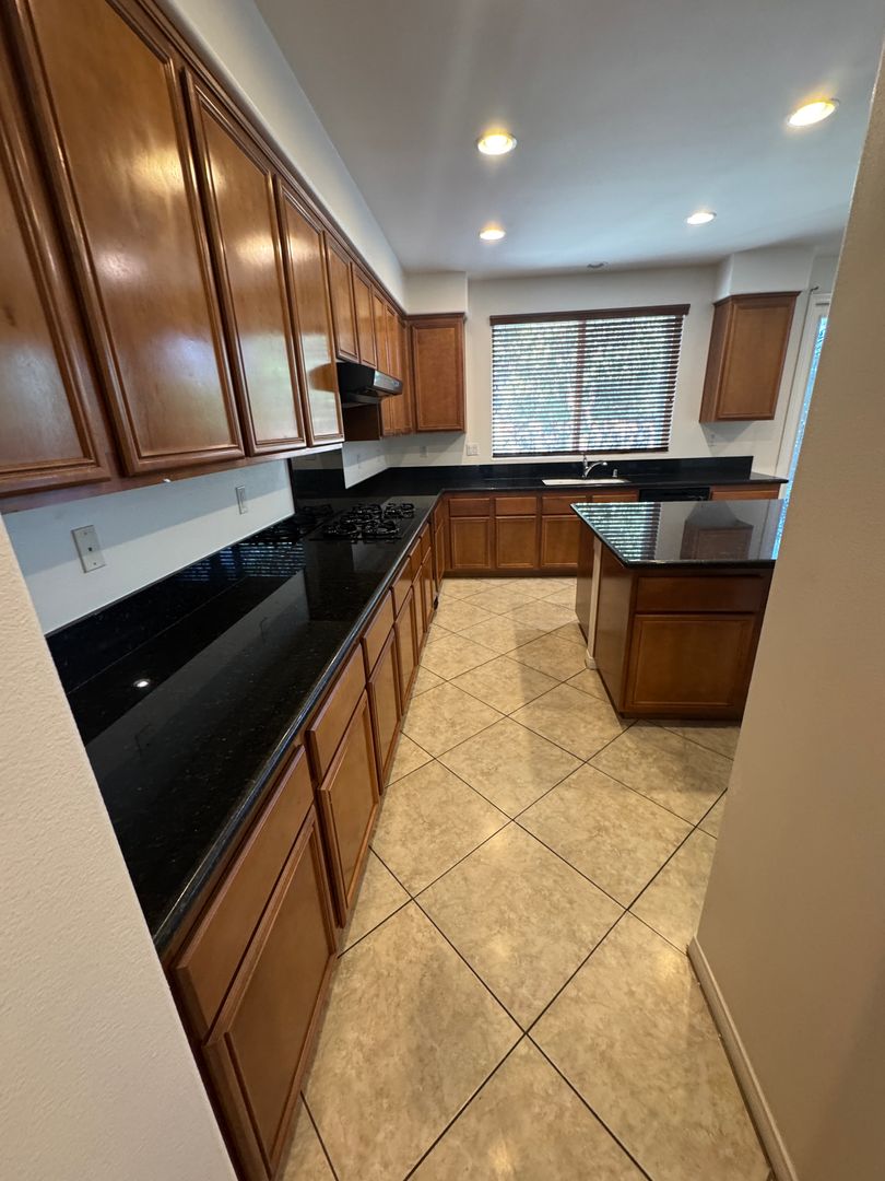 11074 Buttonbush Ct - Corona - California - 6 bed, 4.5 bath rental property