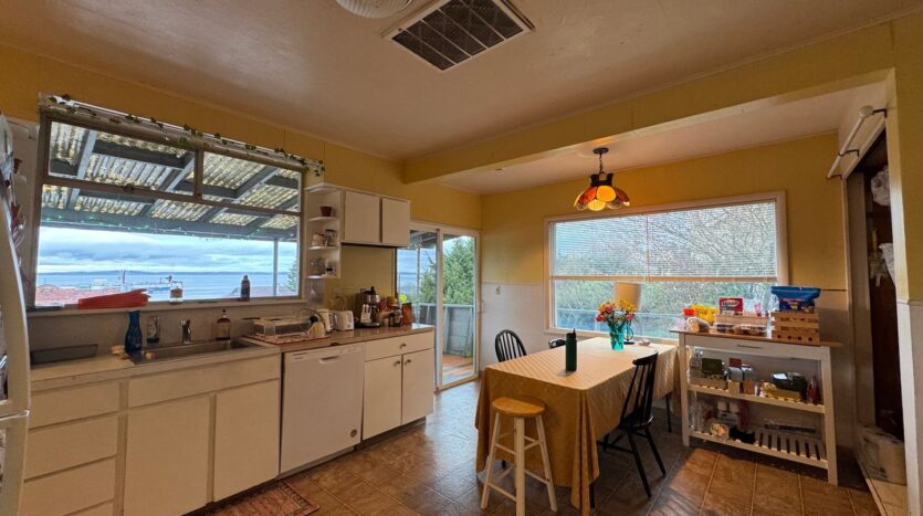 1108 12th Street - Bellingham - Washington - 5 bed, 1.5 bath rental property