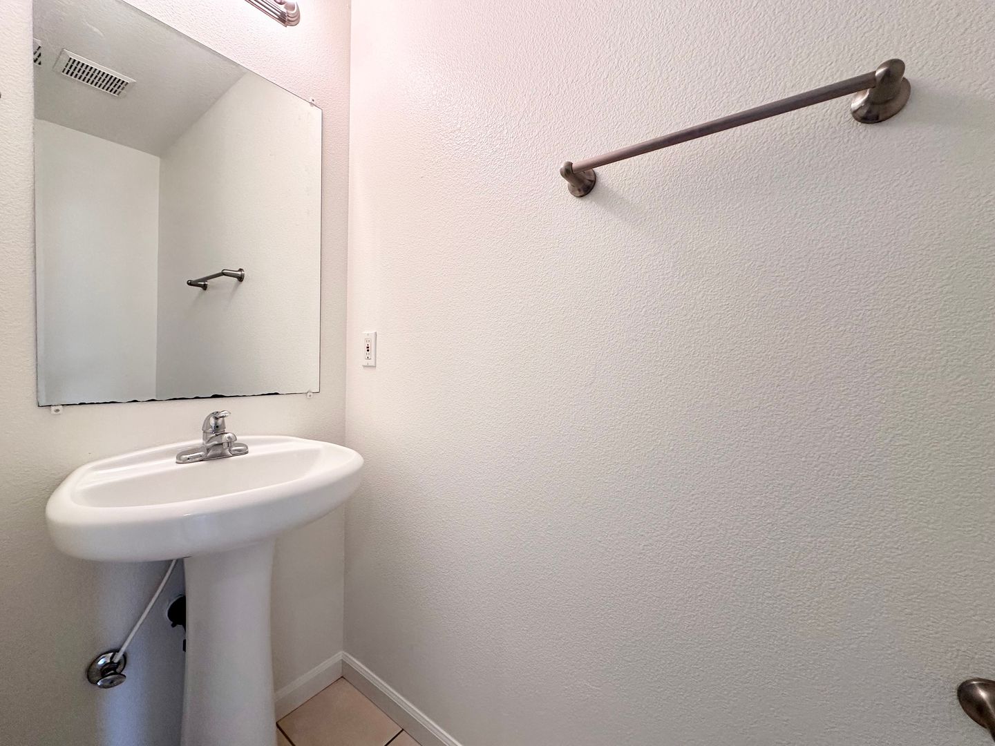 12623 SE Division St. #B - Portland - Oregon - 3 bed, 2.5 bath rental property