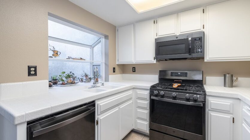 3554 Olds Rd - Oxnard - California - 2 bed, 2.5 bath rental property