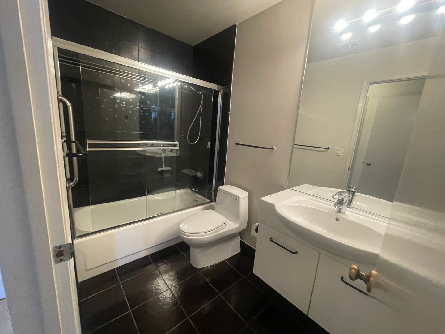 4 Commodore Drive #429 - Emeryville - California - 1 bed, 1 bath rental property