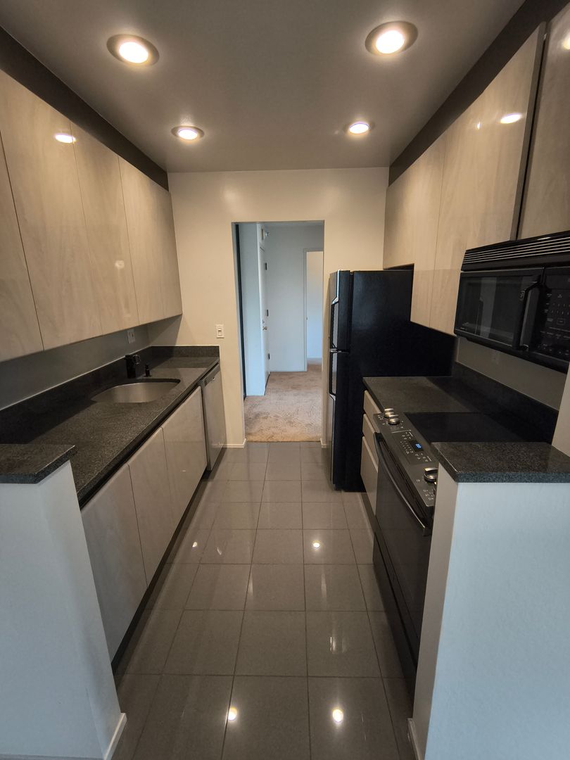 4 Commodore Drive #429 - Emeryville - California - 1 bed, 1 bath rental property