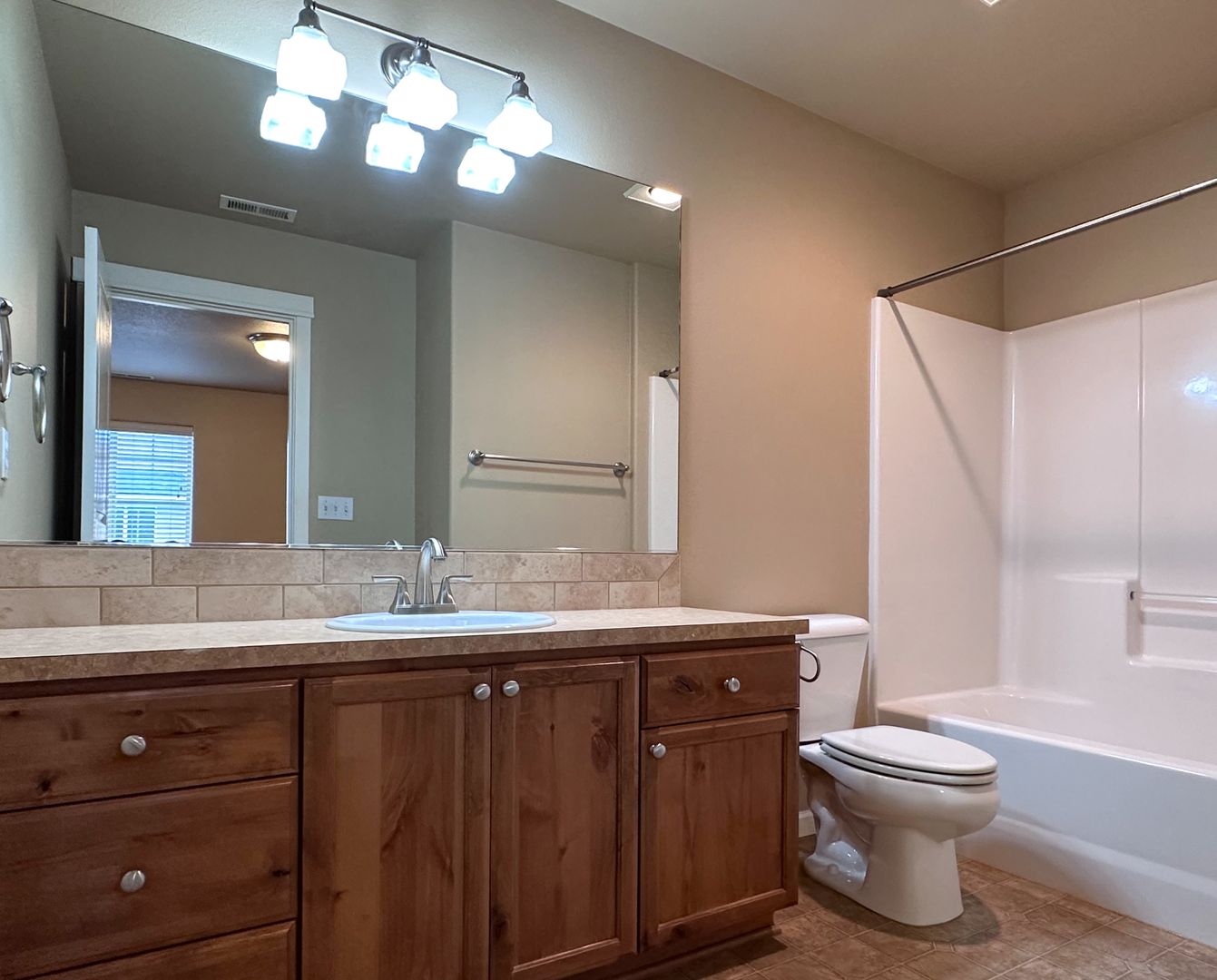 467 NW 27th St - Redmond - Oregon - 3 bed, 2.5 bath rental property