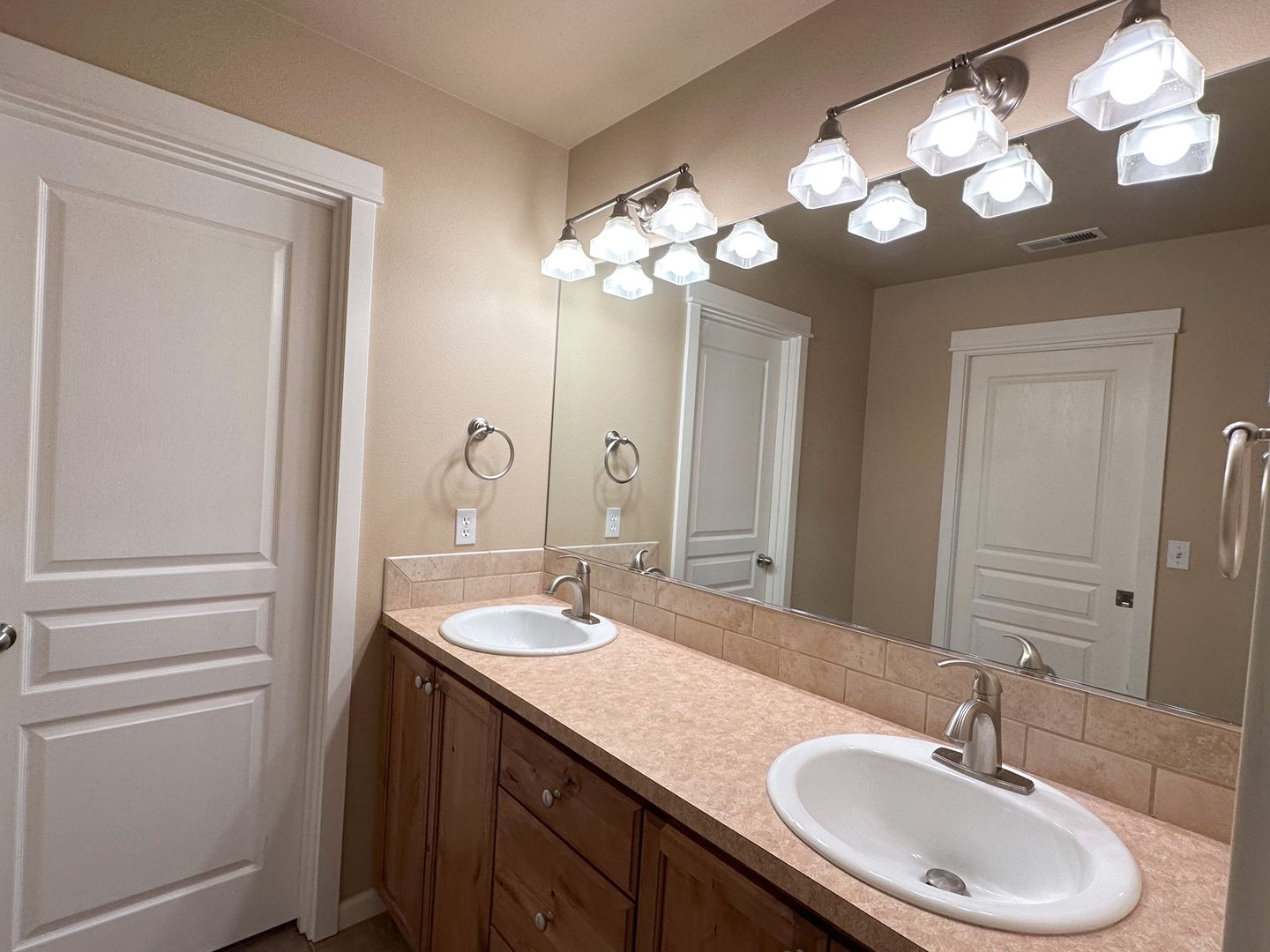 467 NW 27th St - Redmond - Oregon - 3 bed, 2.5 bath rental property