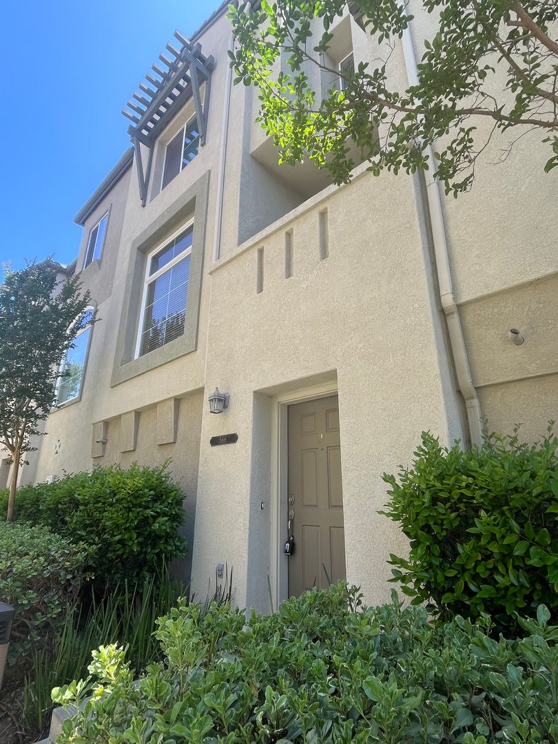 566 Almond Road - San Marcos - California - 2 bed, 3 bath rental property