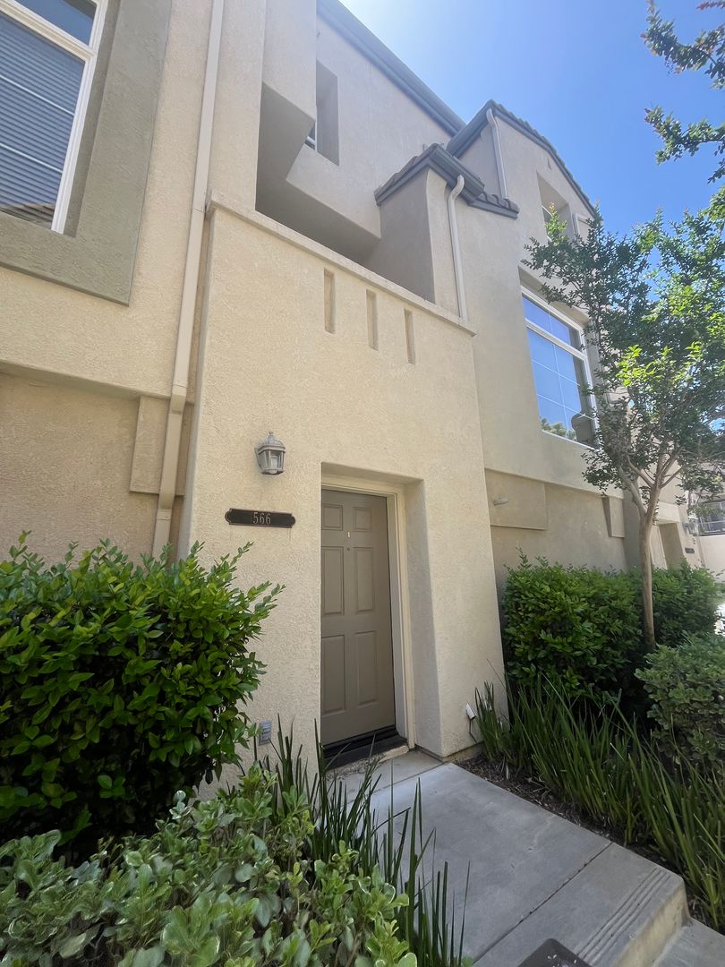 566 Almond Road - San Marcos - California - 2 bed, 3 bath rental property