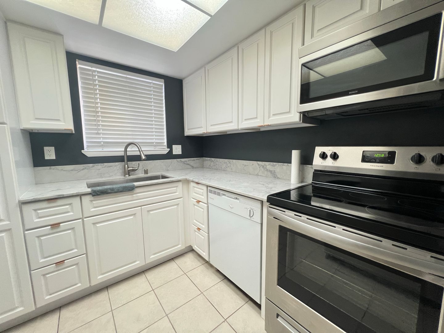 6020 Carmen Blvd - Las Vegas - Nevada - 1 bed, 1 bath rental property