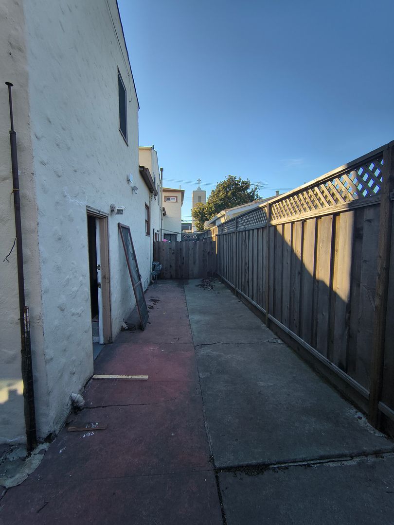 704 Simon & 22186 Montgomery - Hayward - California - 1 bed, 1 bath rental property